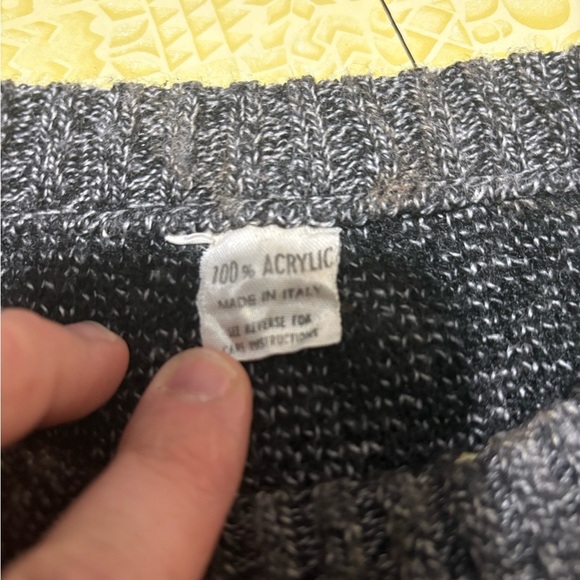 Vintage Gray and Red Patterned Men's Sweater - Picture 4 of 8